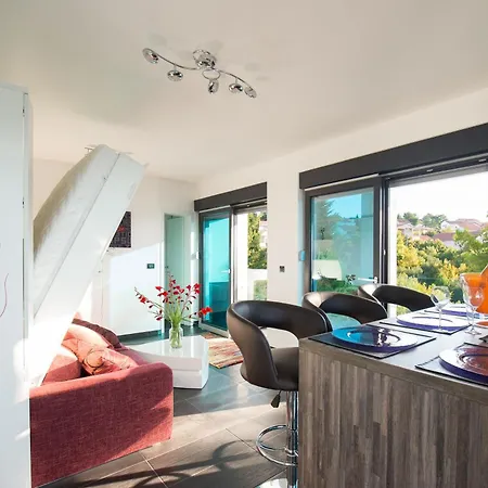Design-beachresort - With Pool - First Line To The Sea マスレニツァ